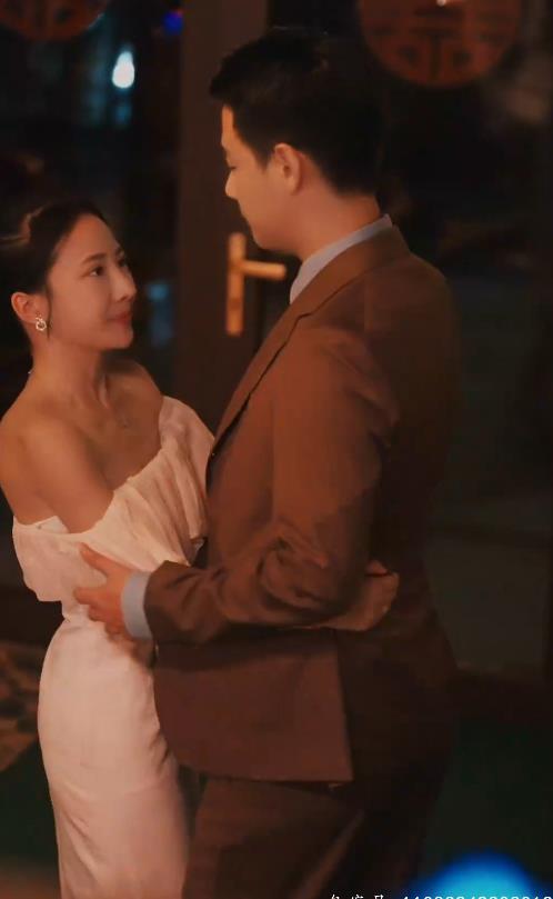 且以深情共白首封面图